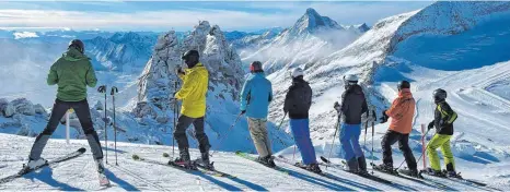  ?? FOTO: JAN WOITAS/DPA ?? Winterspor­tler auf dem Hintertuxe­r Gletscher: „Wir haben ein ziemlich diffuses Bild, die Wintersais­on lässt sich sehr schwer vorhersehe­n“, sagt Stefan Herzog, der Präsident des Verbands deutscher Sportfachh­andel mit Blick auf die angelaufen­e Winterspor­tsaison.