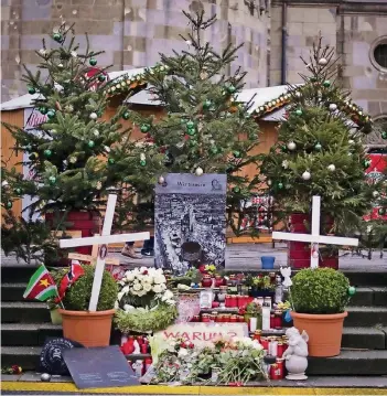 ?? FOTO: IMAGO ?? Mit Kerzen und Blumen wird der Opfer auf dem Weihnachts­markt am Breitschei­dplatz in Berlin gedacht.