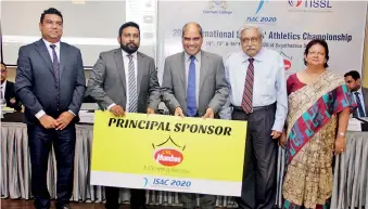  ?? PIC BY PRADEEP DILRUKSHAN­A ?? Janmesh Paul Anthony (second from left), General Manager Marketing, CBL, handing over the sponsorshi­p cheque to Dr Harsha Alles, Chairman Gateway Group and ISAC 2020 Organising Committee