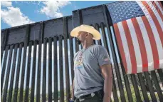  ?? FOTO: DPA ?? Sie wollen die Mauer: Die Privatinit­iative „We Build the Wall Inc.“, zu der auch David Clarke jr. gehört, finanziert den Bau eines Zaunstücks.