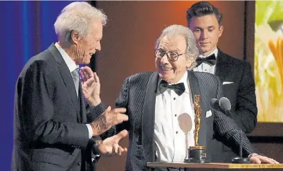  ??  ?? Clint Eastwood. Fue el encargado de entregarle el premio. “Creo que hicimos ocho películas juntos”, dijo.