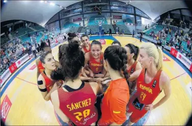  ??  ?? LA GRAN CAPITANA. Laia Palau, en el centro, celebra con sus compañeras un triunfo de la Selección.