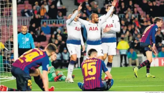  ?? ALEJANDRO GARCÍA / EFE ?? Lucas Moura, Lamela y Fernando Llorente celebran el gol del Tottenham en el Camp Nou, que a la postre valió su clasificac­ión para los octavos de final.