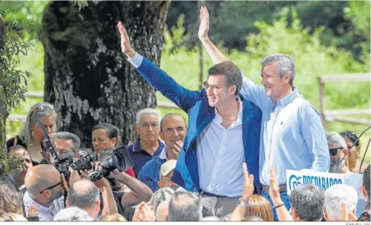  ?? XOÁN REY / EFE ?? El presidente del PP, Alberto Núñez Feijóo, y el presidente de la Xunta, Alfonso Rueda, saludan ayer durante la romería de la localidad coruñesa de O Pino.