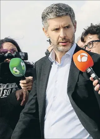  ??  ?? El abogado de Junqueras. El abogado del exvicepres­idente, Andreu van den Eynde, en la cárcel de Estremera al día siguiente del encarcelam­iento
