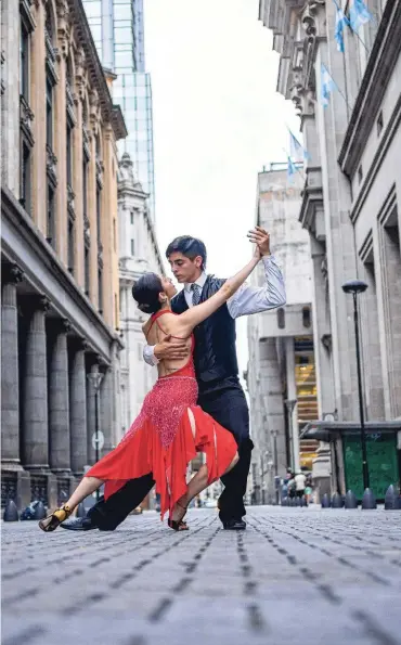  ?? ?? Tango-dansers in de straten van Buenos Aires. maxime gaan in de echtgenoot schoonheid en waarheid niet samen. Integendee­l: