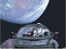  ??  ?? ► El Tesla Roadster y su conductor, el maniquí Starman en órbita, con la Tierra de fondo.