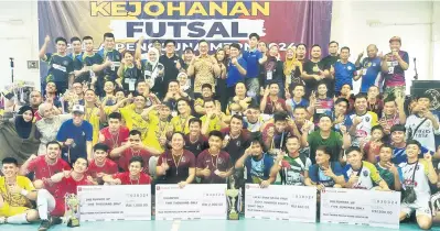  ?? ?? UNTUK ALBUM: Tiang (berdiri tengah, barisan belakang) bersama para pemenang, pemain dan agensi terlibat merakam kenangan selepas berakhirny­a Kejohanan Futsal Piala Pengguna MTPN 2024 di Sibu, kelmarin.