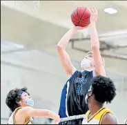  ?? Brad Cochi
/ Bocoprels.coh ?? Longmont's Eddie Kurjak goes up for a shot against Windsor on Tuesday.