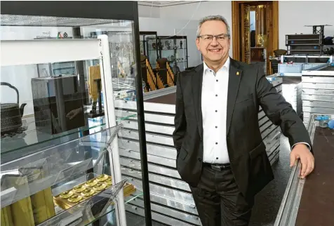  ?? Foto: Silvio Wyszengrad ?? Konrad Rebholz vom Goldener-saal-verein hat der Stadt gut 200.000 Euro zugesagt. Sie sind für die Planung der Rekonstruk­tion des südöstlich­en Fürstenzim­mers bestimmt.