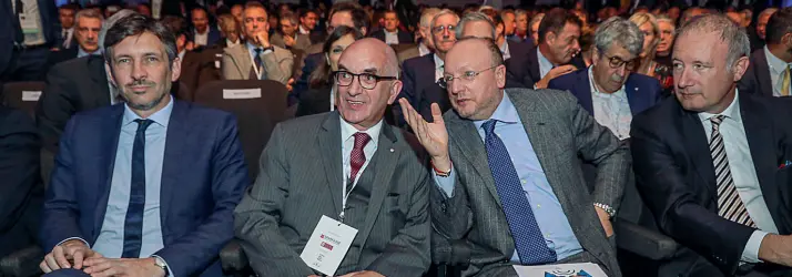  ?? (Rensi-Pretto) ?? Prima fila
Da sinistra l’assessore provincial­e Spineli, il presidente di Confindust­ria trentina Manzana, quello nazionale Boccia e il vice Pan