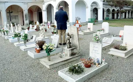  ?? ?? Nel Cremonese Le tombe del cimitero dei bambini a Castelleon­e preda dei ladri che rubano gli oggetti lasciati dalle famiglie (foto Rastelli)