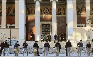  ?? Foto: Orestis Panagiotou, dpa ?? Polizisten sind vor der Universitä­t von Athen aufmarschi­ert. Aber wenn die Universitä­tsleitung nicht zustimmt, dürfen sie nicht eintreten. Das war bis jetzt in Griechenla­nd gültiges Recht.