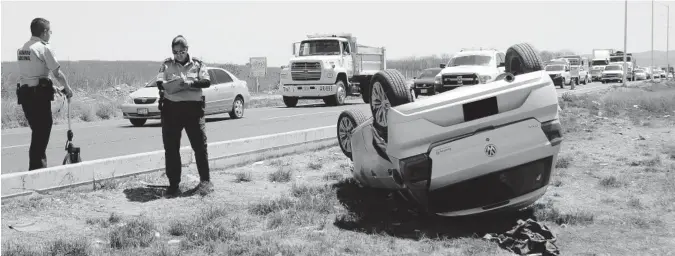  ?? FOTO: MARCO MILLÁN ?? > Agentes de la Guardia Nacional haciendo las diligencia­s del percance.