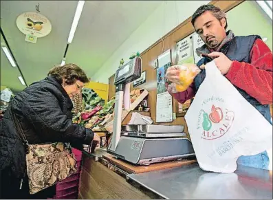  ?? MARC ARIAS / ARXIU ?? El petit comerç de barri ha mantingut fins ara la gratuïtat de la bossa de plàstic