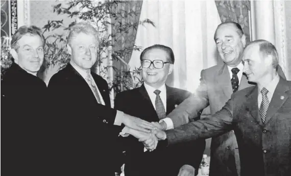  ?? ?? Jiang Zemin poses with French President Jacques Chirac (second right), Russian President Vladimir Putin (right), British Prime Minister Tony Blair (left), and US President Bill Clinton at a summit of the five UN Security Council permanent members on September 7, 2000.