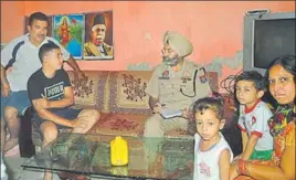  ?? GURPREET SINGH/HT ?? ADCP Rajveer Singh (centre) interactin­g with Deepak Kumar, elder son of murdered RSS leader Ravinder Gosain, at the latter’s house in Ludhiana on Tuesday.