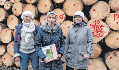  ?? FOTO: RUP ?? Brigitte Wallkam, Sybille Gierer und Nicole Bessen (von links) vor gefällten Bäumen. Sie halten die Forstwirts­chaft von Forst BW für nicht nachhaltig.