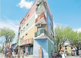  ??  ?? Otro Caminito. El último edificio del paseo que Benito Quinquela Martín y vecinos de La Boca inauguraro­n hace 60 años imita a una proa, a un barco llegando. En el cruce con la calle Lamadrid, desde 1964. 1