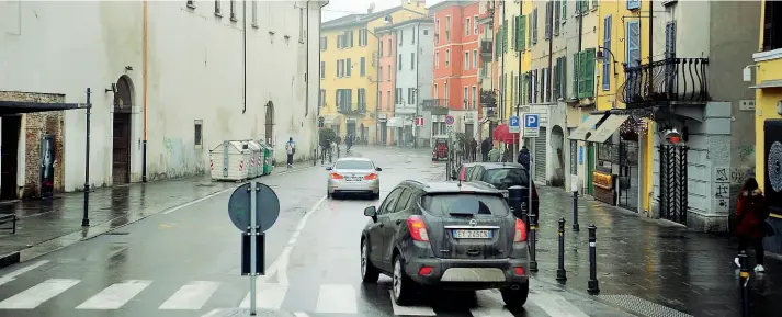  ?? (Campanelli/ LaPresse) ?? Via S. Faustino Traffico aperto a tutti nel primo tratto della via che divide in due il cuore della città. Il comitato di quartiere ha già chiesto più volte al Comune che la zona sia inserita nelle Ztl per ridurre lo smog