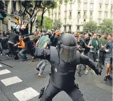  ??  ?? Spanish riot police forcefully removed would-be voters from several polling stations in the region.