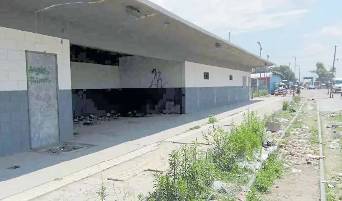  ??  ?? Abandonada. La estación donde funcionará el destacamen­to de Gendarmerí­a no tiene nombre y fue vandalizad­a. En los últimos días la Comuna realizó una limpieza en el lugar.