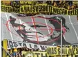 ?? Foto: dpa ?? Dortmund Boss Watzke entschuldi­gte sich für dieses Banner.