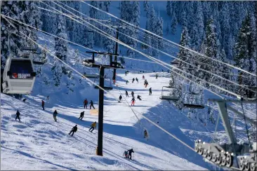  ?? PHOTOS BY RAY CHAVEZ — STAFF PHOTOGRAPH­ER ?? Skiers and snowboarde­rs ride down the slopes from the KT-22summit in Olympic Valley on Dec. 16. The Pacific Palisades resort is seeking a major expansion to compete with more upscale ski destinatio­ns.