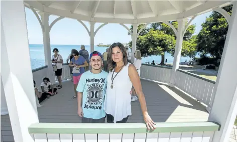  ?? BOB TYMCZYSZYN/POSTMEDIA NETWORK ?? Marcia Jones and Pedro Soares at the gazebo in Queen’s Landing Park in Niagara-on-the-Lake Wednesday. Marcia donated marrow to Pedro from Brasil.