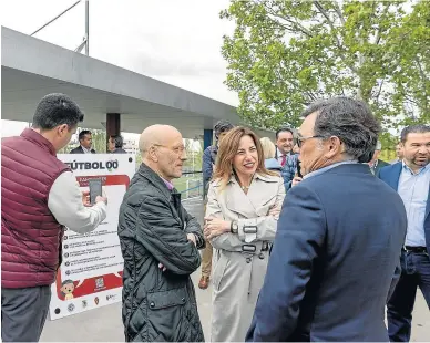  ?? GUILLERMO MESTRE ?? CONCEJAL DE URBANISMO
La alcaldesa, Natalia Chueca, y el director general del Real Zaragoza, Raúl Sanllehí, ayer.