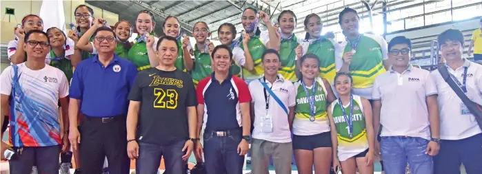  ?? SUNSTAR FOTO / MACKY LIM ?? SECOND BEST. Front row from left, Davao del Norte provincial sports and youth coordinato­r Giovanni Gulanes, Philippine Sports Commission (PSC) chairman William “Butch” Ramirez, Presidenti­al Assistant for Sports Glenn Escandor and PSC Commission­er Charles Raymond A. Maxey pose with the Batang Pinoy 2019 Mindanao Qualifying Leg girls volleyball silver medalist Davao City team..