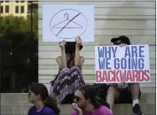  ?? ?? Demonstrat­ors gather at the federal courthouse in Austin, Texas, on June 24, following the U.S. Supreme Court’s decision to overturn Roe v. Wade.