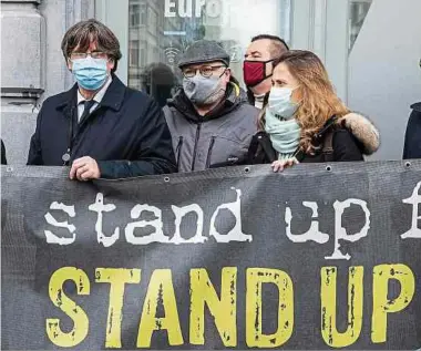  ?? Foto: AFP ?? Carles Puigdemont (links) mit Unterstütz­ern vor dem Europäisch­en Parlament in Brüssel.