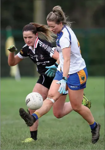  ??  ?? Wicklow’s Laura Hogan gets away from Sligo’s Nicola Brennan ion Dunlavin.