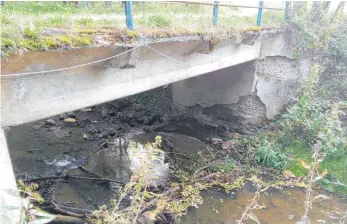  ?? FOTOS: JULIAN GROSSHANS ?? Die Brücke bei der Bruckmühle muss dringend saniert werden.