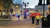  ??  ?? Polizei, Blaulicht, Absperrbän­der prägten die Szenerie in London nach dem Attentat vom Mittwoch. Foto: Käthe-Kollwitz-Gymnasium