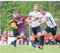  ?? FOTO: H. DECKERS ?? Nicht zu stoppen war in dieser Szene der Uerdingen Selim Gündüz.