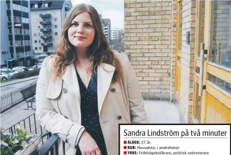  ?? FOTO: LEIF OLDENBURG ?? MINNEN. Sandra Lindström, V, utanför porten på Lundagatan 6A där hennes första andrahands­lägenhet låg