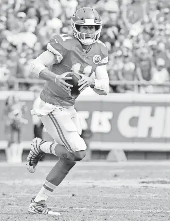  ?? DENNY MEDLEY, USA TODAY SPORTS ?? Kansas City quarterbac­k Alex Smith has thrown five touchdown passes without an intercepti­on in leading the Chiefs to a 2-0 start.