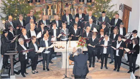  ?? FOTO: ANGELIKA GRETZINGER ?? Ihr Konzert kündete von Jesu Geburt: der Kirchencho­r Obersulmet­ingen unter der Leitung von Christoph Sulzer.