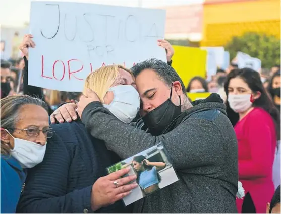  ?? (JOSÉ HERNÁNDEZ) ?? Justicia. Fue el reclamo de todo Villa Azalais ante el inexplicab­le crimen de la adolescent­e. Sus padres encabezaro­n la marcha de ayer.