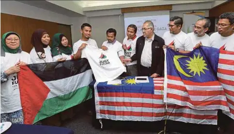  ?? PIC BY NURUL SYAZANA ROSE RAZMAN ?? Humanitari­an Care Malaysia (MyCare) chairman Professor Dr Hafidzi Mohd Noor (fourth from right) at a press conference for the Freedom Flotilla Coalition to Gaza in Kuala Lumpur yesterday. With him are MyCare chief executive officer Kamarul Zaman...