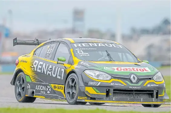  ?? MARIO QUINTEROS ?? Al frente. El Flaco Ardusso ganó tras una largada desde atrás. Rossi mantuvo el segundo puesto y es líder del Super TC 2000.