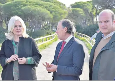  ?? ?? Mercedes Colombo, José María Román y Óscar Curtido, durante la visita que llevaron a cabo a la salina Carbonero.