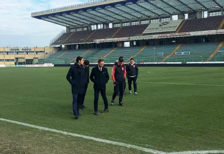  ??  ?? Spalti vuoti Nessuno sugli spalti e solo una squadra in campo, quella del Padova. Il Vicenza, club al lumicino, non si è presentato