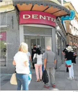  ?? EL DÍA ?? Pacientes a las puertas de Dentix.