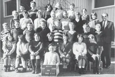  ??  ?? Carolyn Turner (far left second back row) in grade five with fellow grade four. five and six classmates.