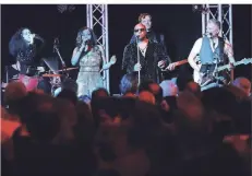  ?? FOTO: KEUSCH (ARCHIV) ?? Gitarrist Oliver Hanf (r.) ist einer der beiden Gründer der Soul Shake Party in der Klosterkir­che. Am 23. Dezember gibt es einen Livestream.