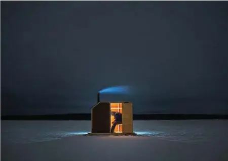  ??  ?? Ice Fishing del finalista del Sobey Art Award Jordan Bennett: qui l’artista ha unito un’installazi­one (la baracca da pesca) a diverse proiezioni video-audio.