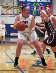  ?? RANDY MEYERS — THE MORNING JOURNAL ?? Bay’s Halle Orr catches the ball in the low post as Rachel Moeller of Rocky River defends.